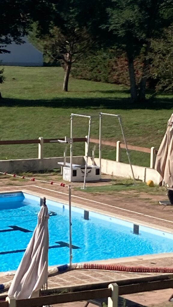 MOPS au bord d'une piscine d'un hôtel